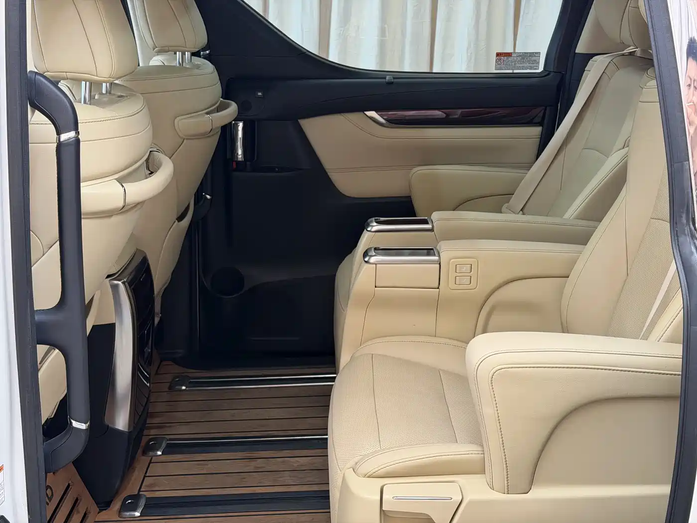 Toyota Alphard 2018 3.5L Luxury фото 9
