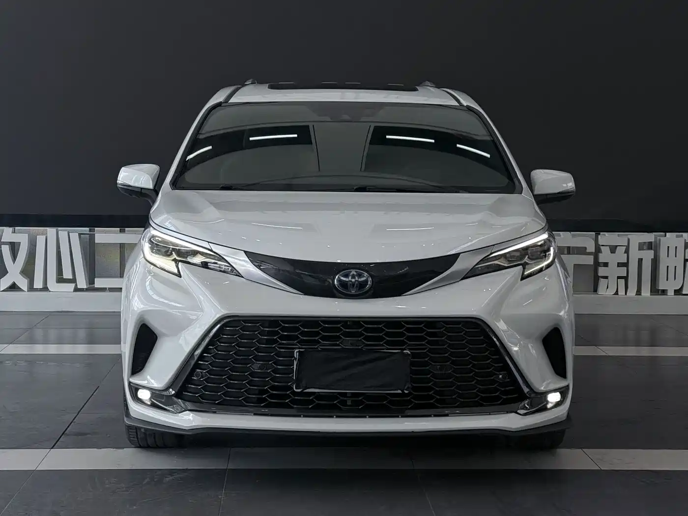 Photo 2 - Toyota Granvia