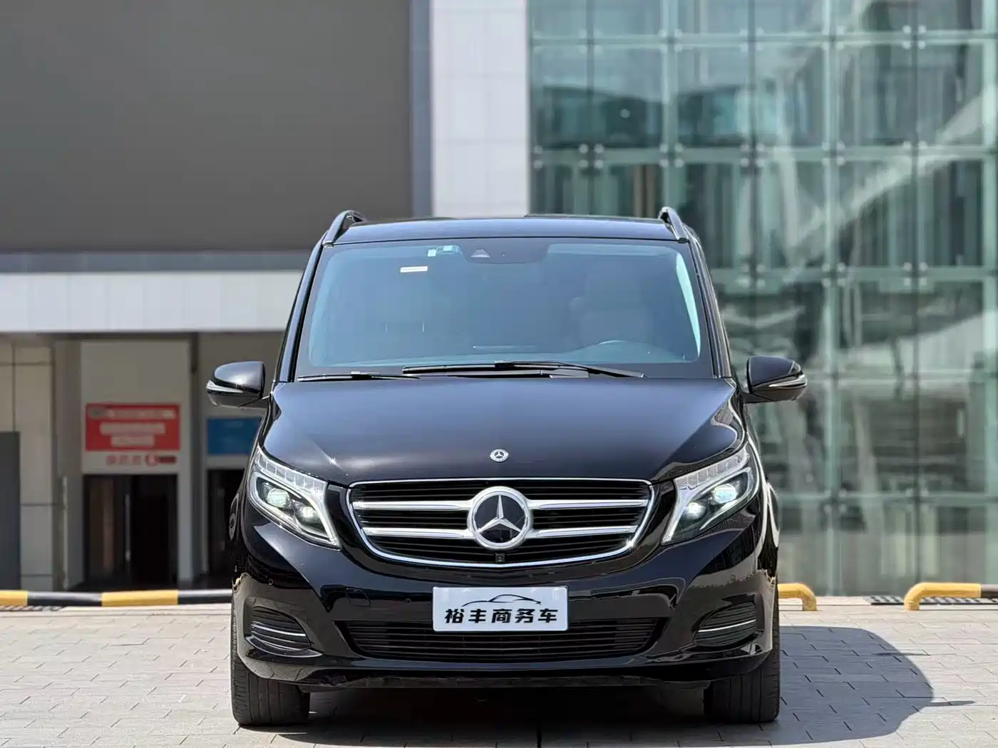 Mercedes-Benz V-Class 2018 V 260 L Premium Long Wheelbase Edition China VI фото 2