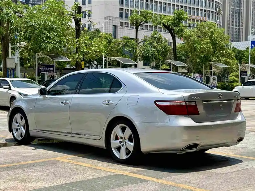 Photo 6 - Lexus LS