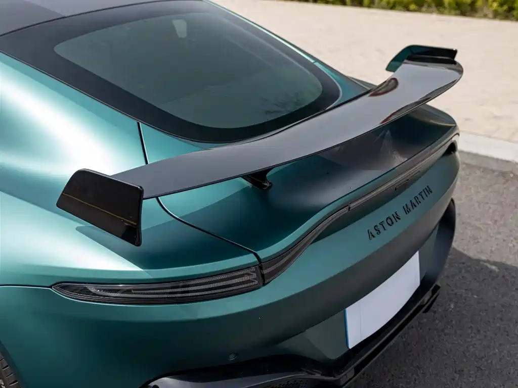 ASTON MARTIN V8 VANTAGE