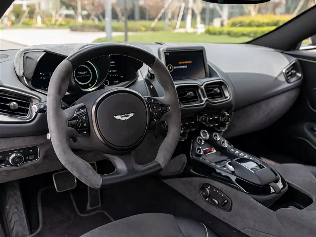 ASTON MARTIN V8 VANTAGE