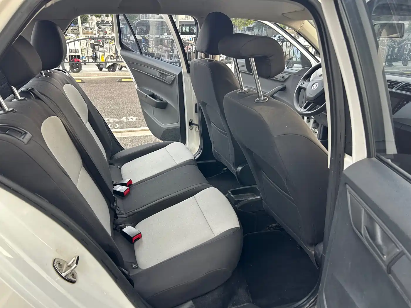 Škoda Fabia 2017 1.4L Manual Forward Edition фото 8