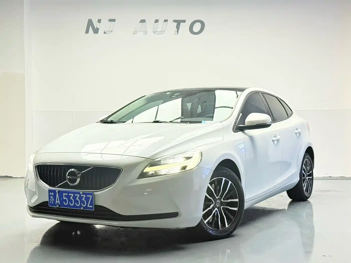 Фото 1 - Volvo V40
