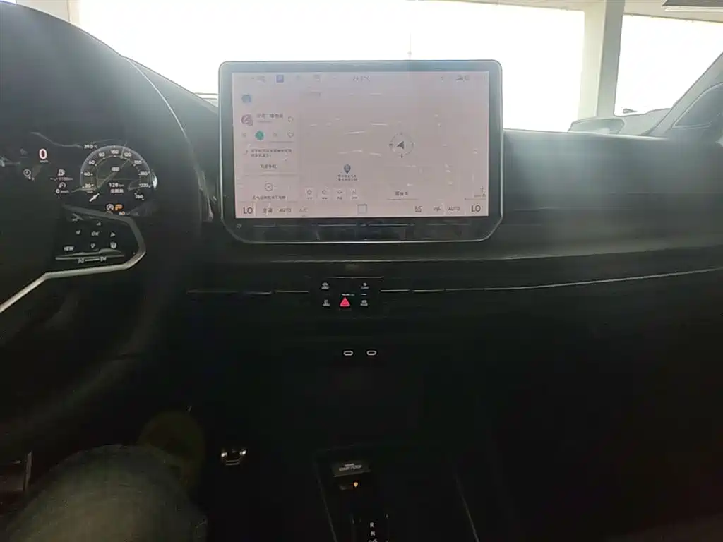 Volkswagen Golf 2025 300TSI R-Line фото 13