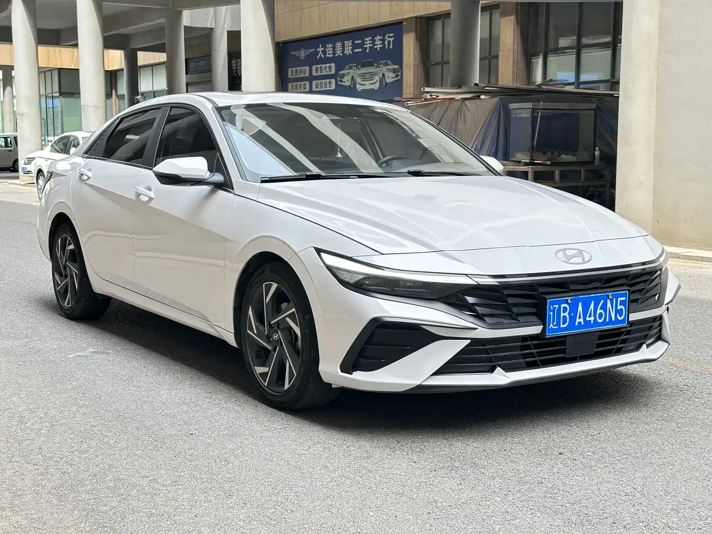 Hyundai Elantra 2023 Model 1.5L CVT LUX Premium Edition фото 3