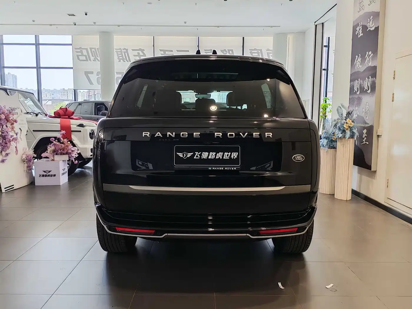 Land Rover Range Rover 2023 3.0 L6 400PS Golden Age 7-Seater Long Wheelbase фото 22