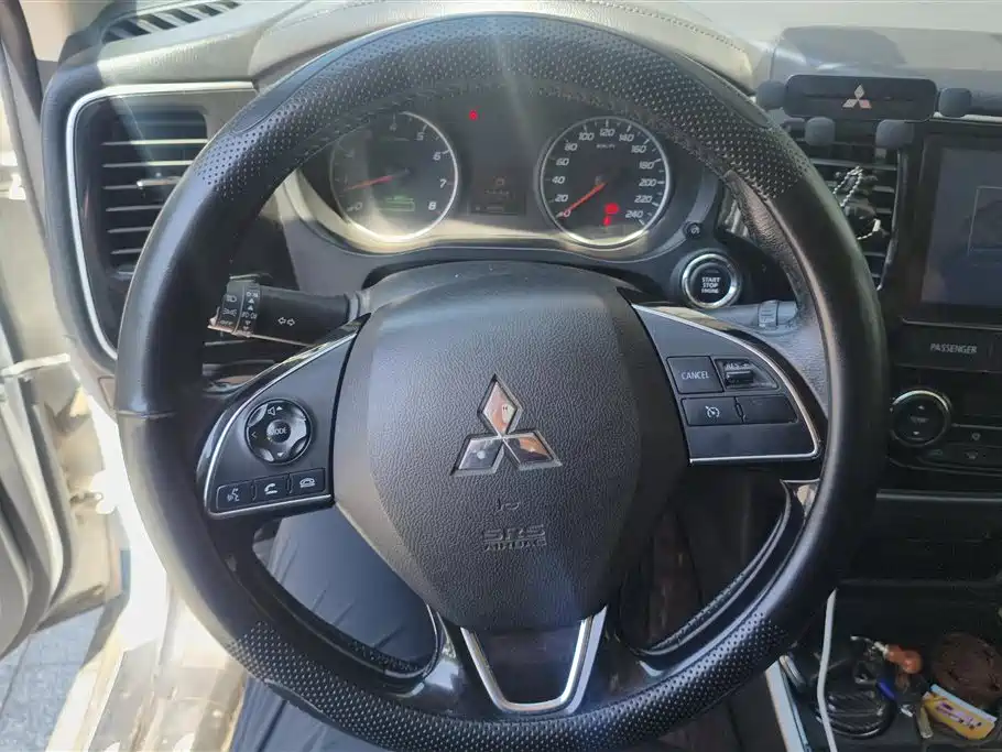 MITSUBISHI OUTLANDER