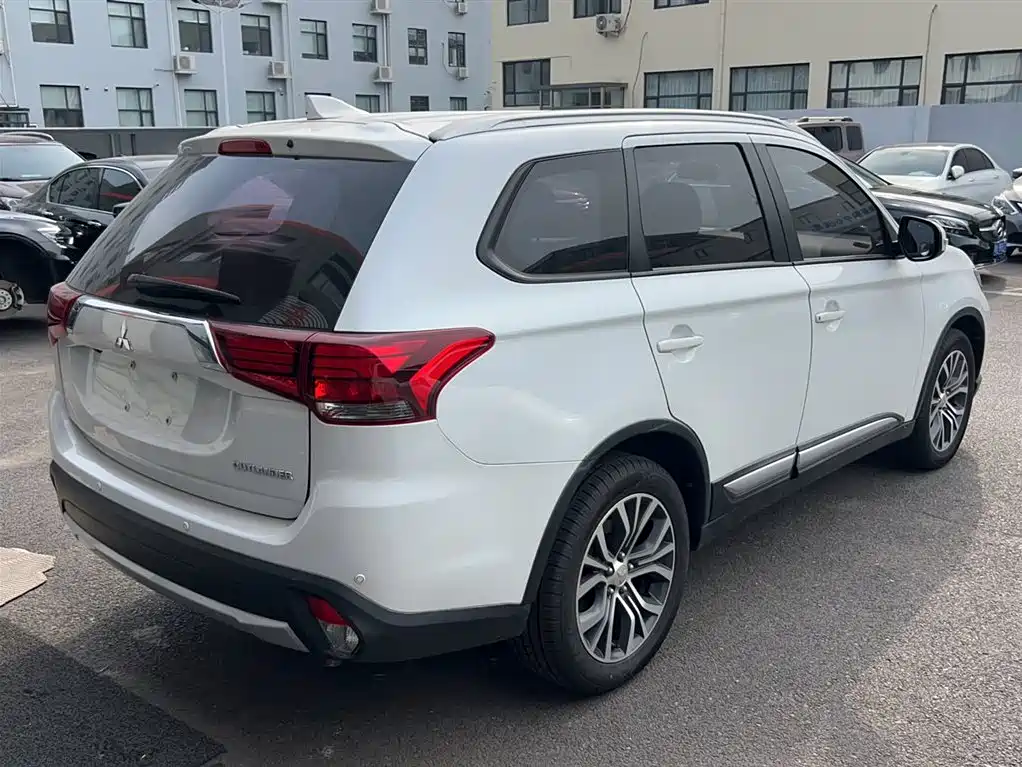 MITSUBISHI OUTLANDER