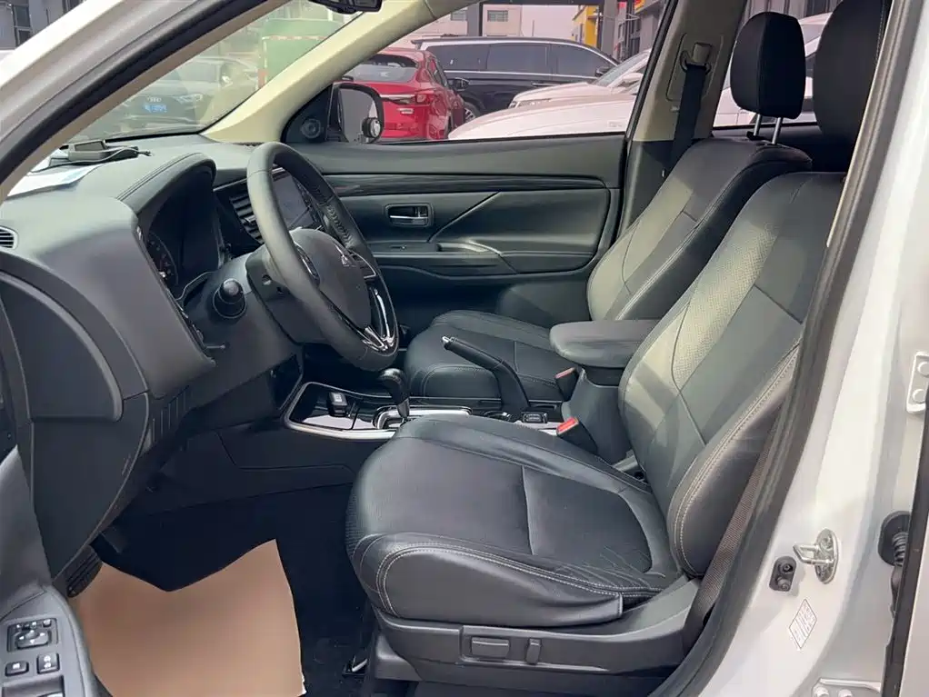 MITSUBISHI OUTLANDER