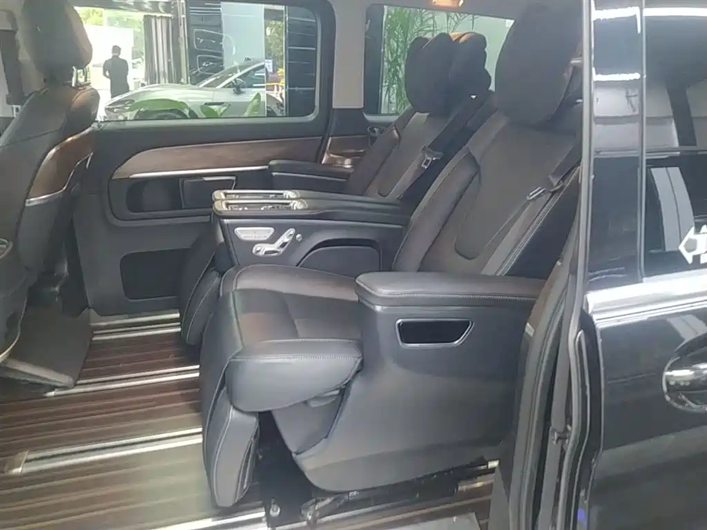 Mercedes-Benz V-Class 2021 V 260 L Long Wheelbase Premium Edition фото 17