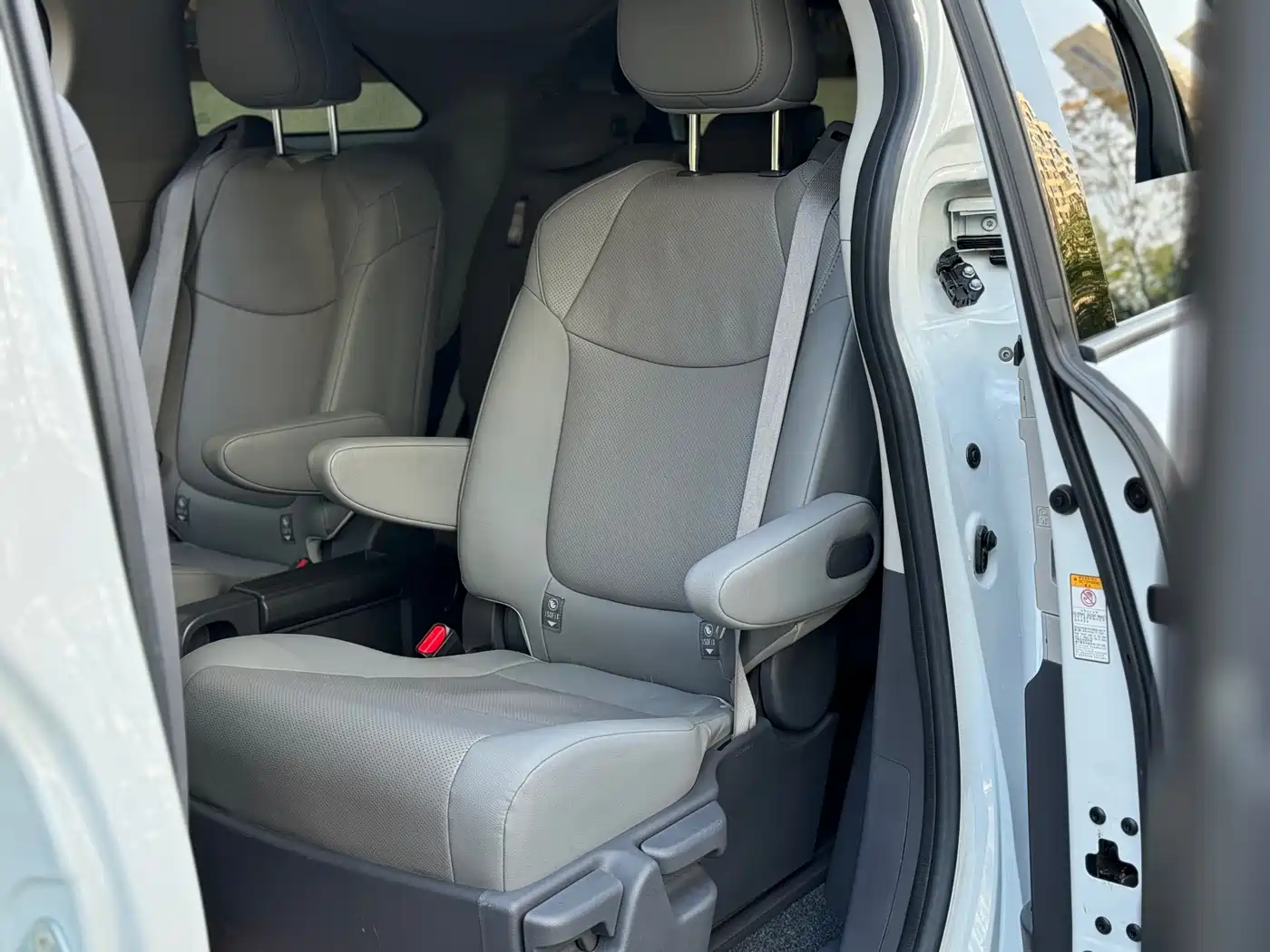 Toyota Sienna 2021 2.5L Hybrid Luxury Edition фото 14