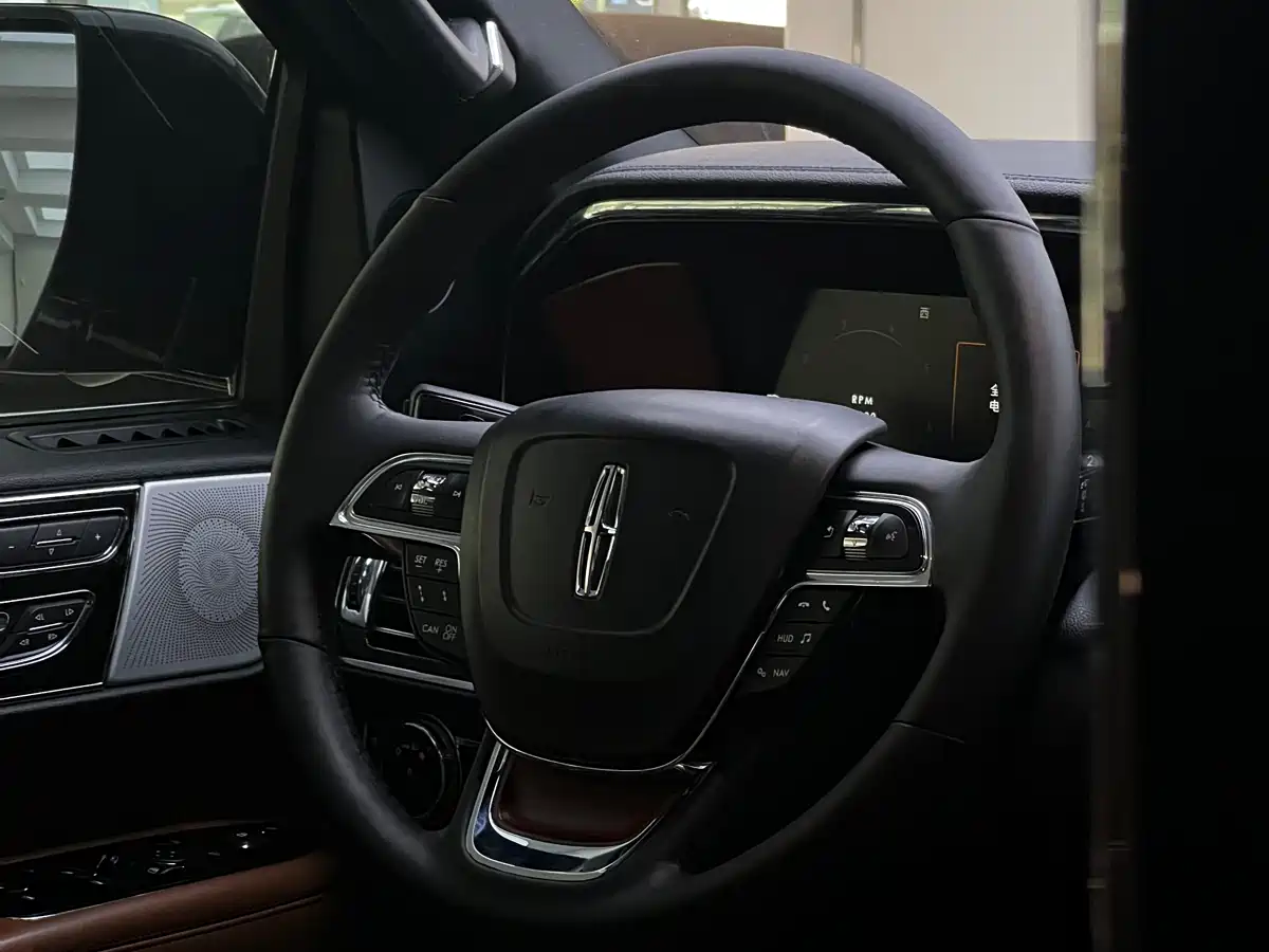 Lincoln Navigator 2019 3.5T Ultimate China VI фото 32