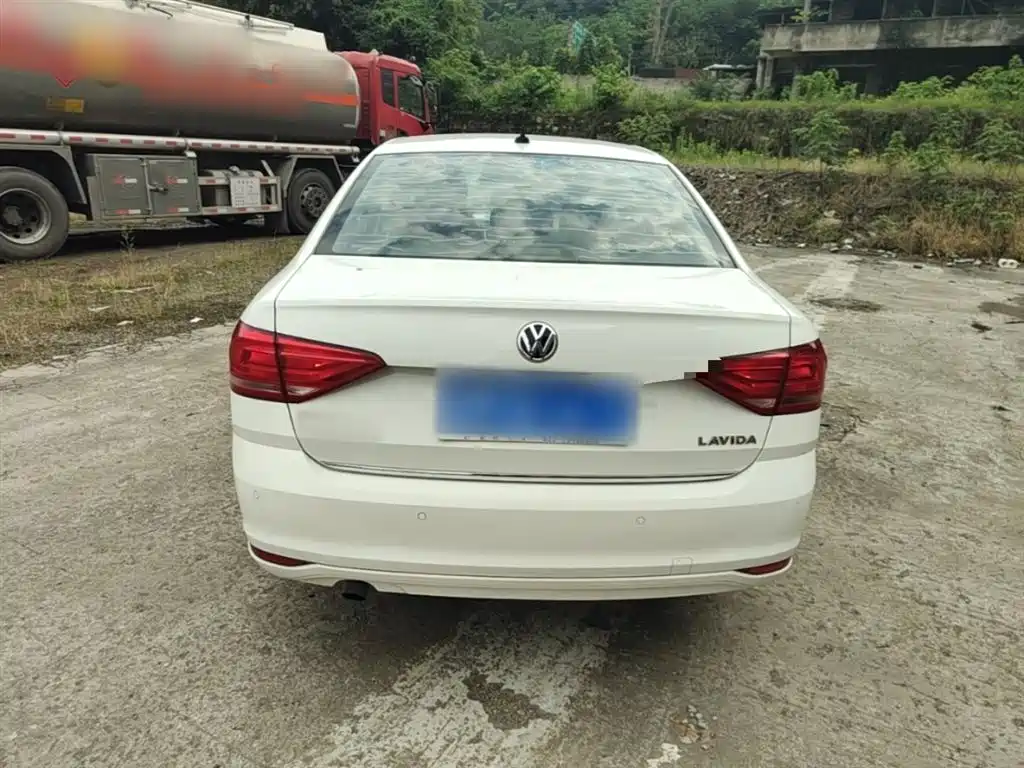 Volkswagen Lavida 2017 1.6L Automatic Comfort Edition фото 6