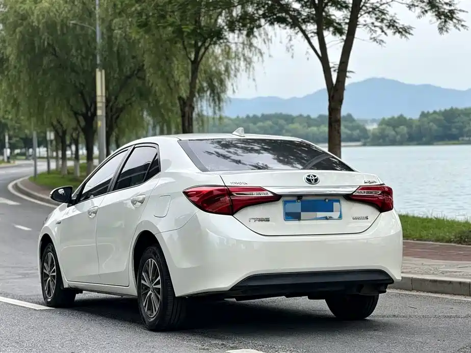 Toyota Levin 2016 Hybrid 1.8H GS E-CVT Elite Sunroof фото 6