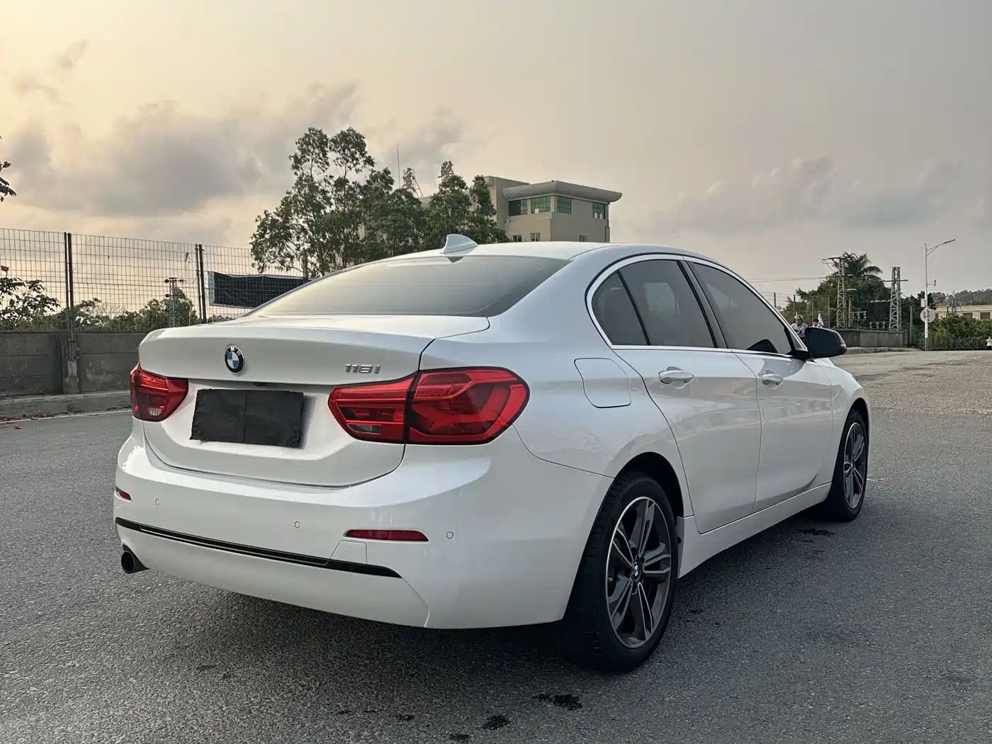 BMW 1 Series 2018 118i Sport Edition фото 9