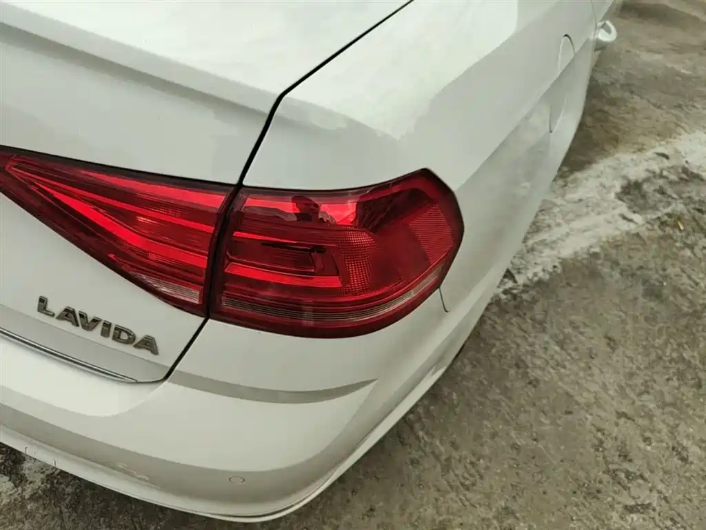 Volkswagen Lavida 2017 1.6L Automatic Comfort Edition фото 8