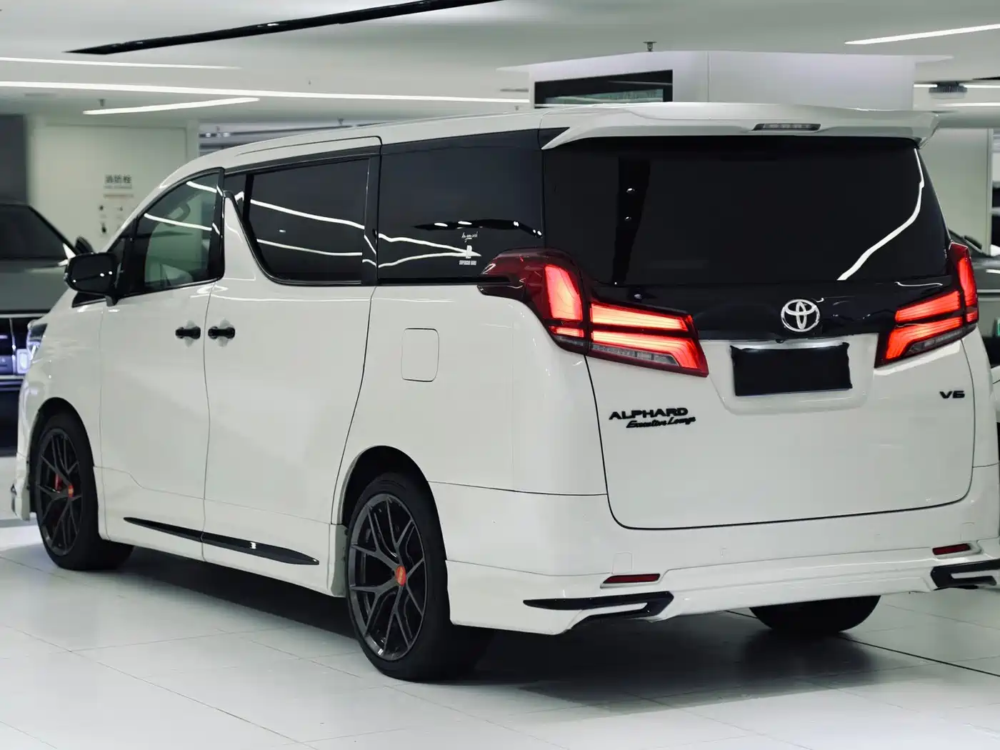 Фото 3 - Toyota Alphard