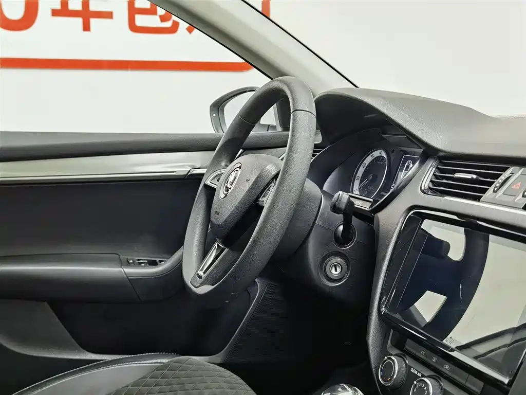 Škoda Octavia 2019 1.5L Automatic Smart Luxury China VI фото 22