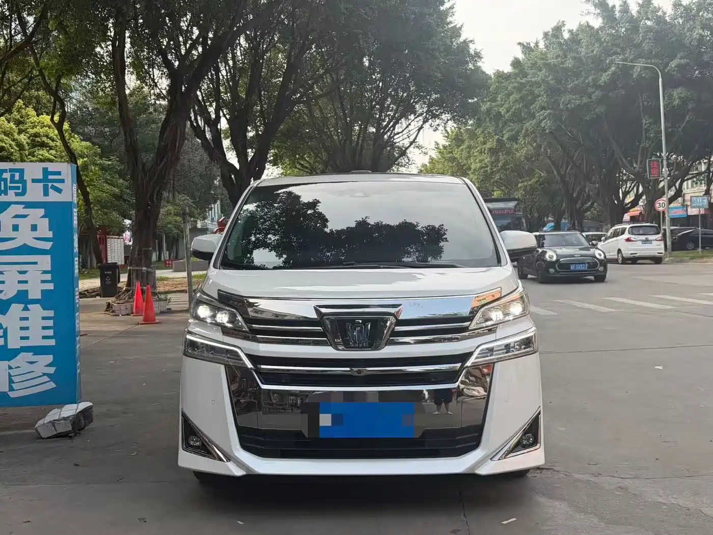 Toyota Vellfire 2021 Crown Hybrid 2.5L HV Premium Edition фото 2