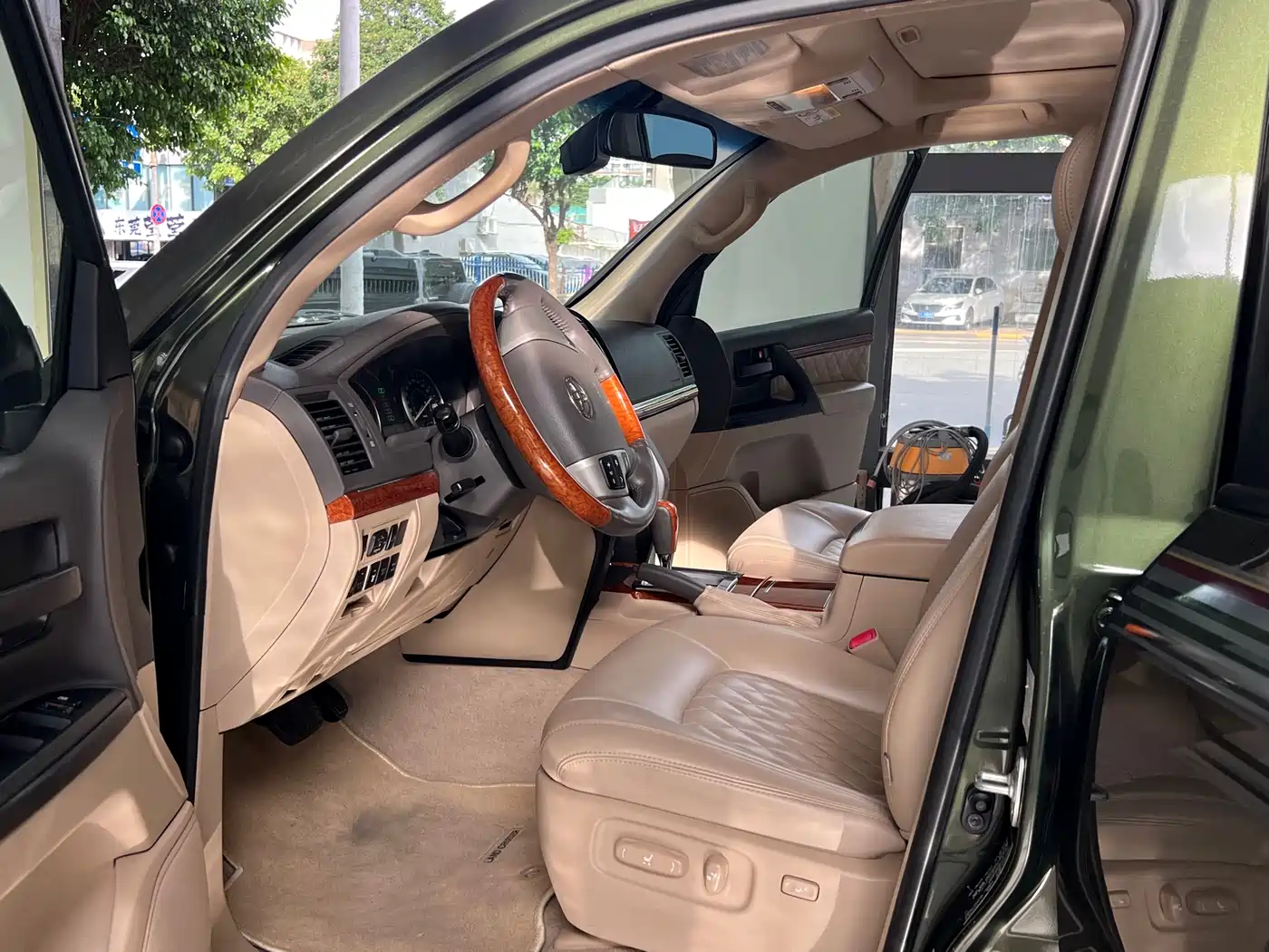 Toyota Land Cruiser (Import) 2015 4.0L V6 Middle East Limited Edition фото 6