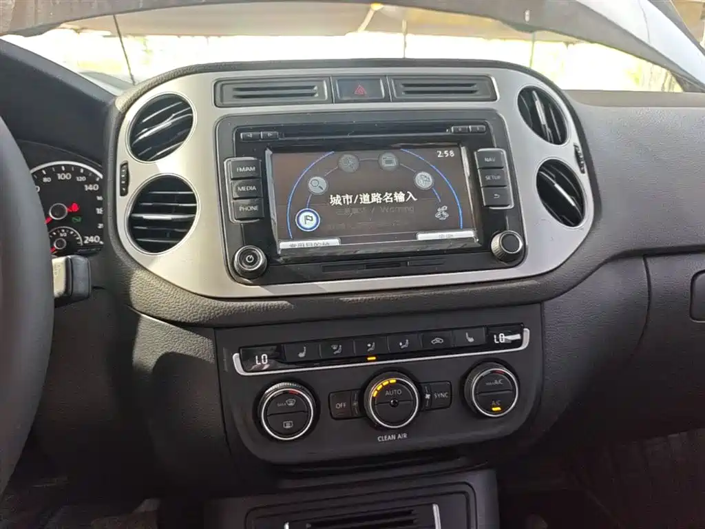 VOLKSWAGEN TIGUAN