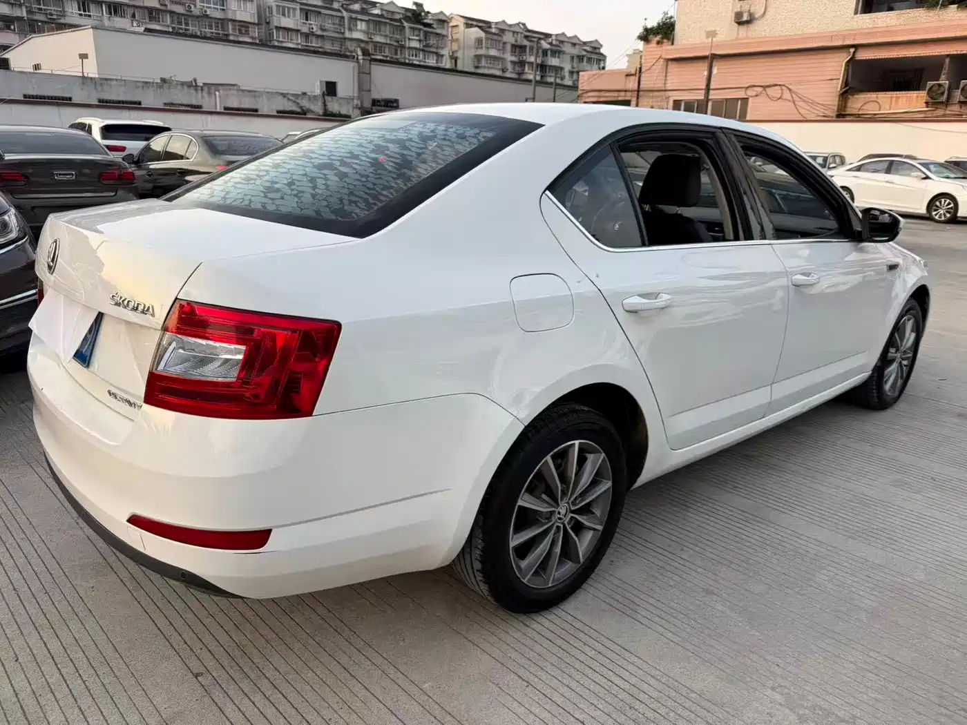 Škoda Octavia 2017 1.6L Automatic Pioneer Edition фото 10