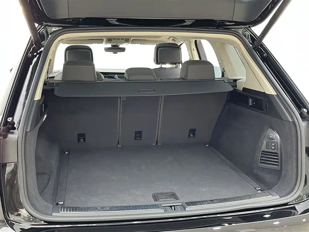 Volkswagen Touareg 2023 3.0TSI R-Line Classic Sports Package фото 33