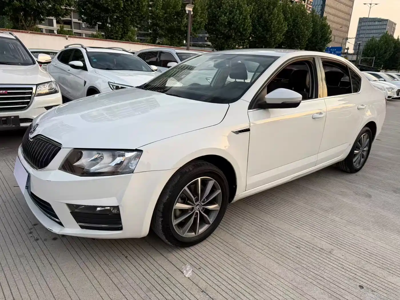 Škoda Octavia 2017 1.6L Automatic Pioneer Edition