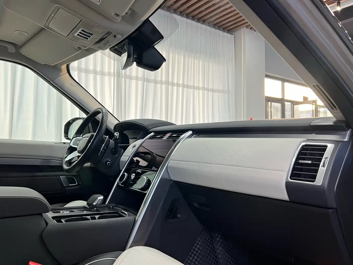 Land Rover Discovery 2021 360PS R-Dynamic HSE фото 6