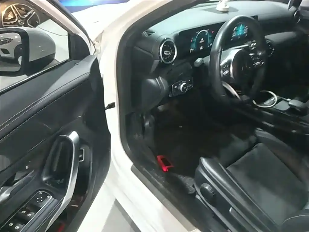 Mercedes-Benz A-Class 2019 A 180 L Sport Sedan фото 16