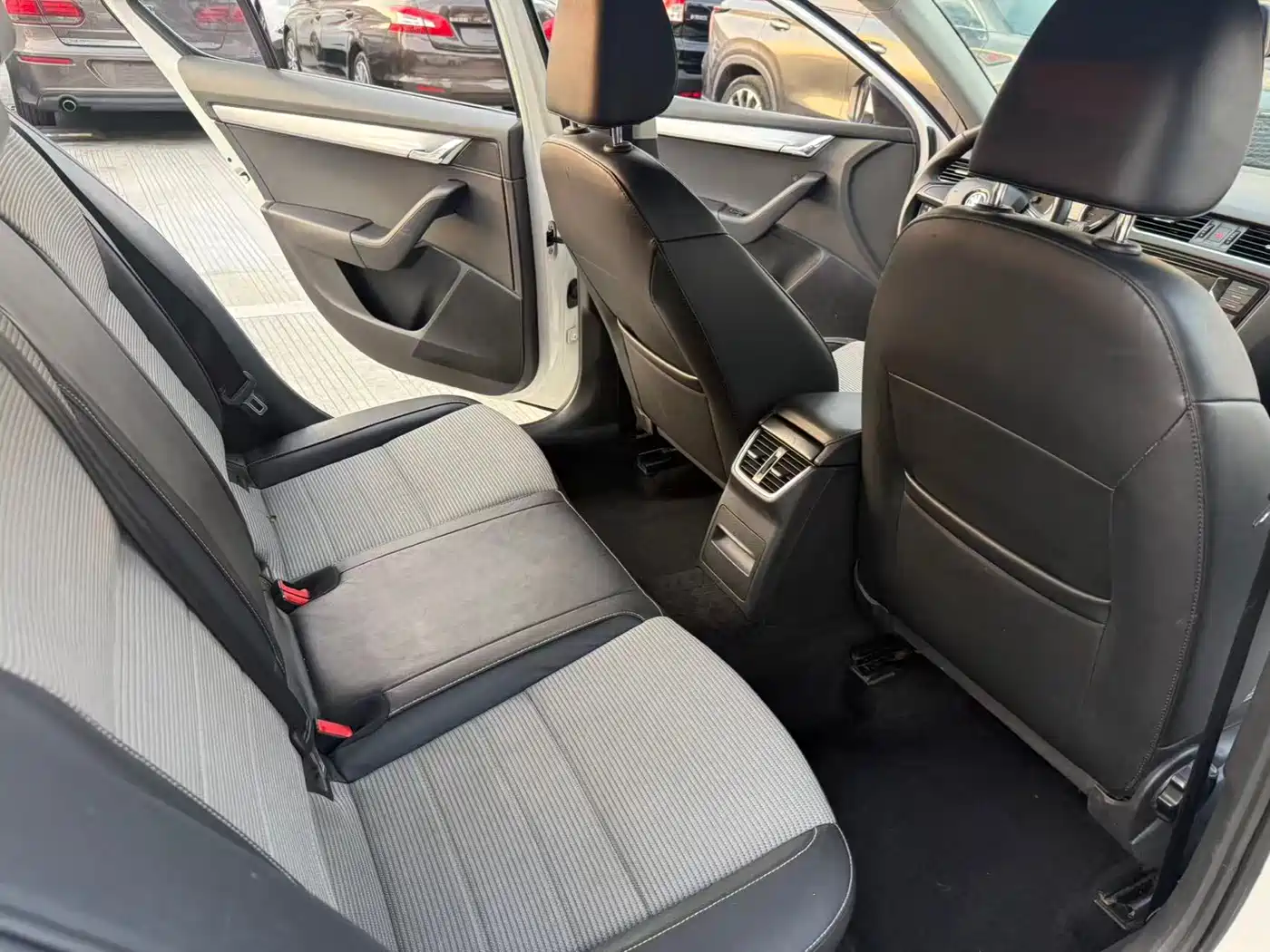 Škoda Octavia 2017 1.6L Automatic Pioneer Edition фото 8