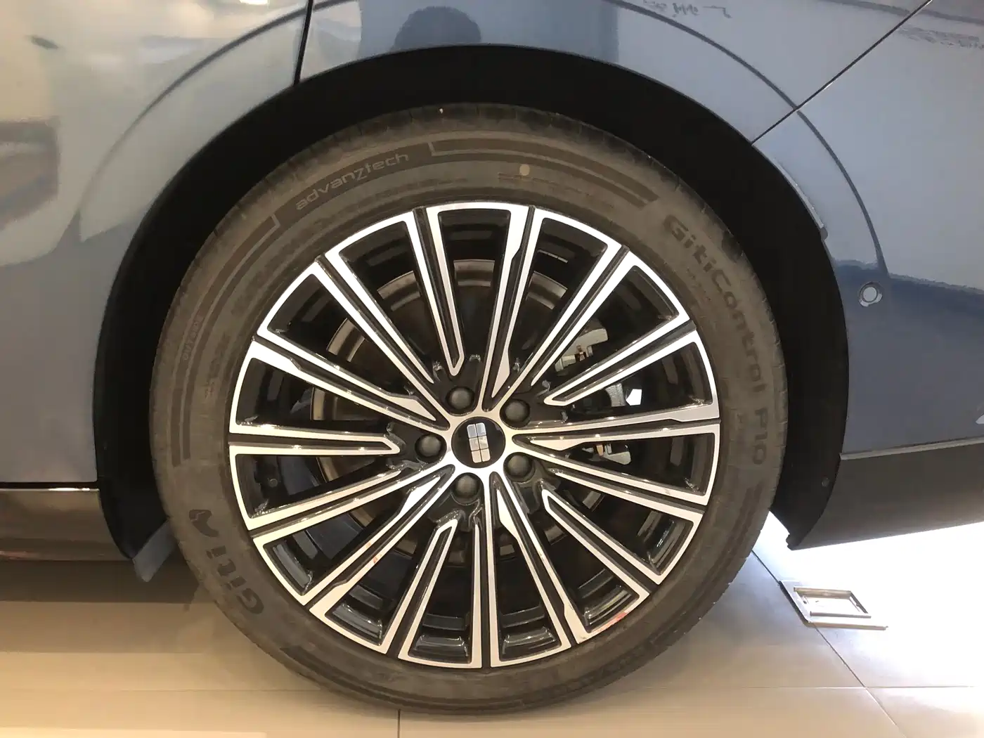 Geely Galaxy Galaxy Xingyao 8 2025 Model 130km EM-i Flagship Edition фото 13