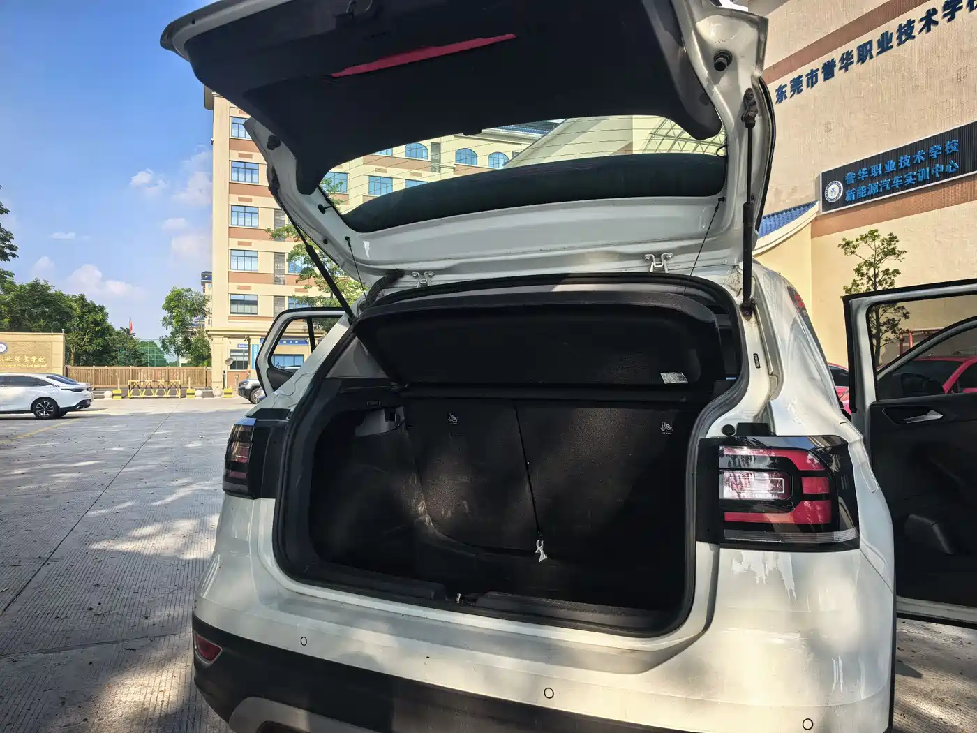 Volkswagen Tanying 2021 200TSI DSG Joy Smart Connect Edition фото 6