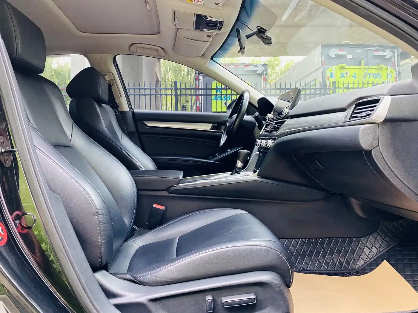 Фото 8 - Honda Accord