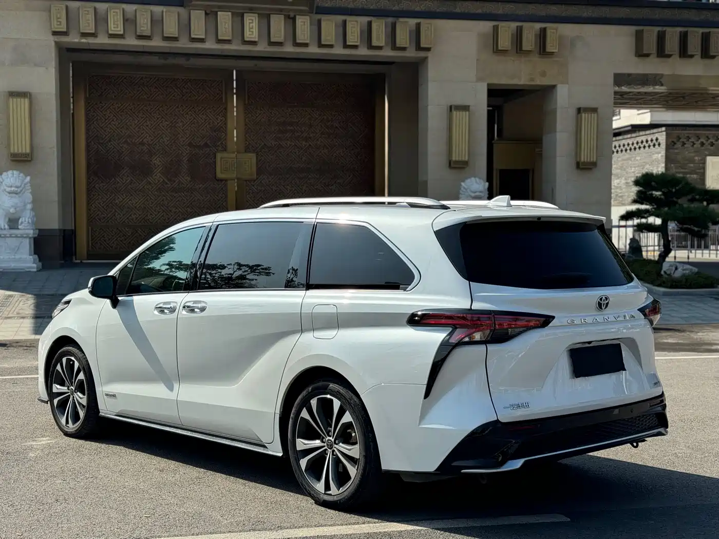 Toyota Granvia 2023 2022 2.5L Hybrid Noble Edition