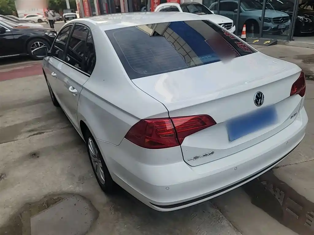 VOLKSWAGEN BORA