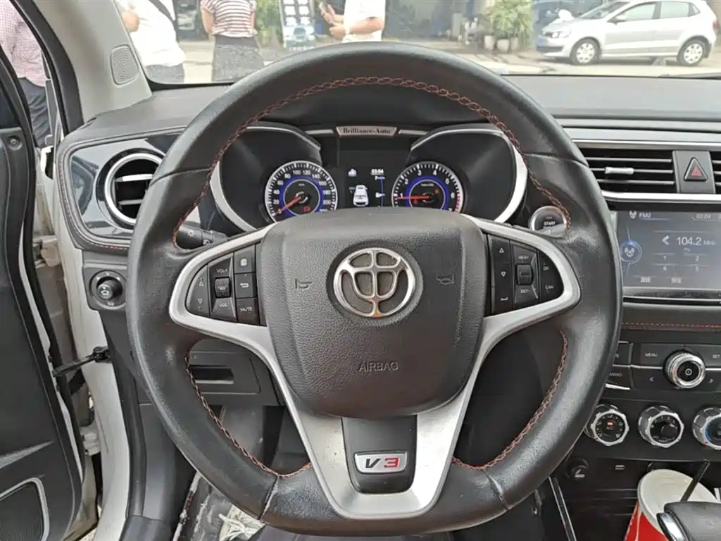 Фото 11 - Zhonghua V3
