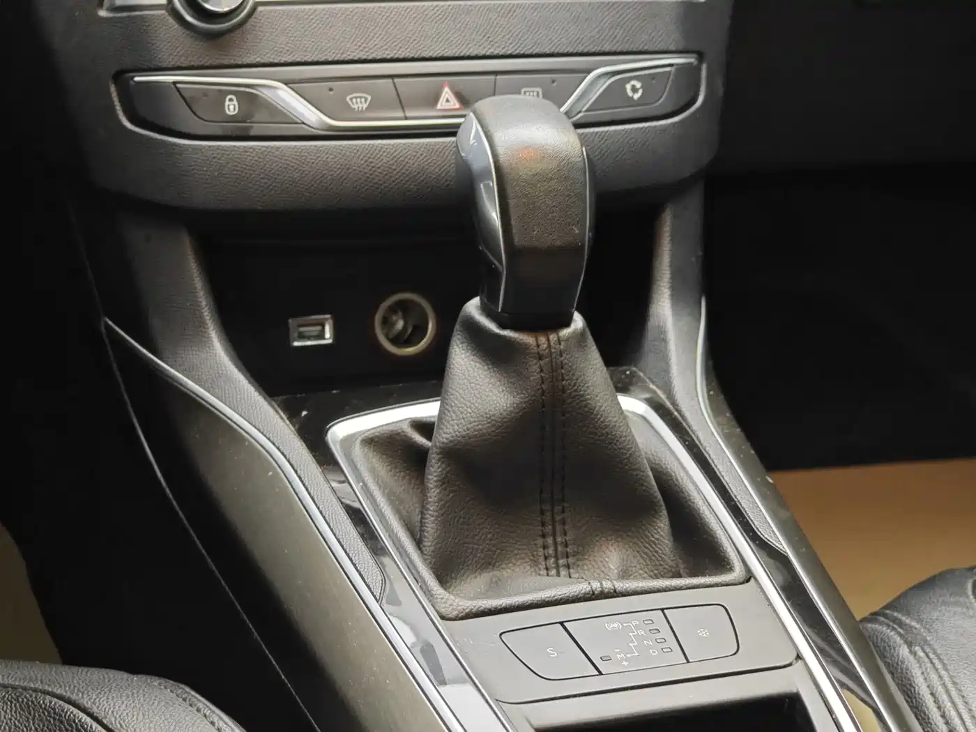 Peugeot 408 2015 Model 1.2T Automatic Luxury Edition фото 18
