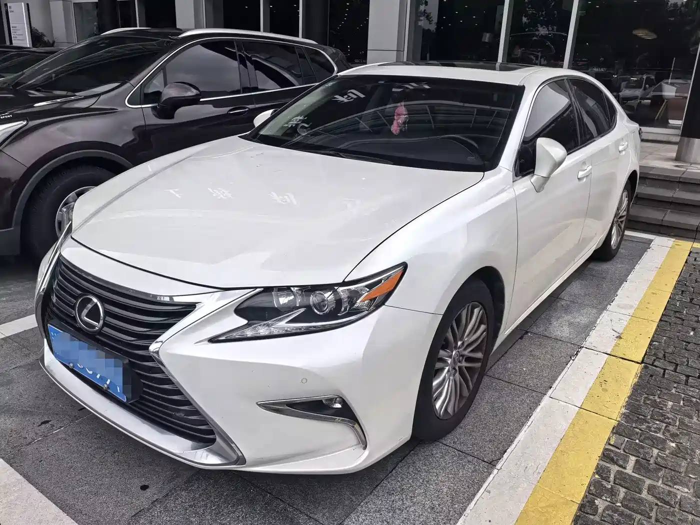 Фото 1 - Lexus ES