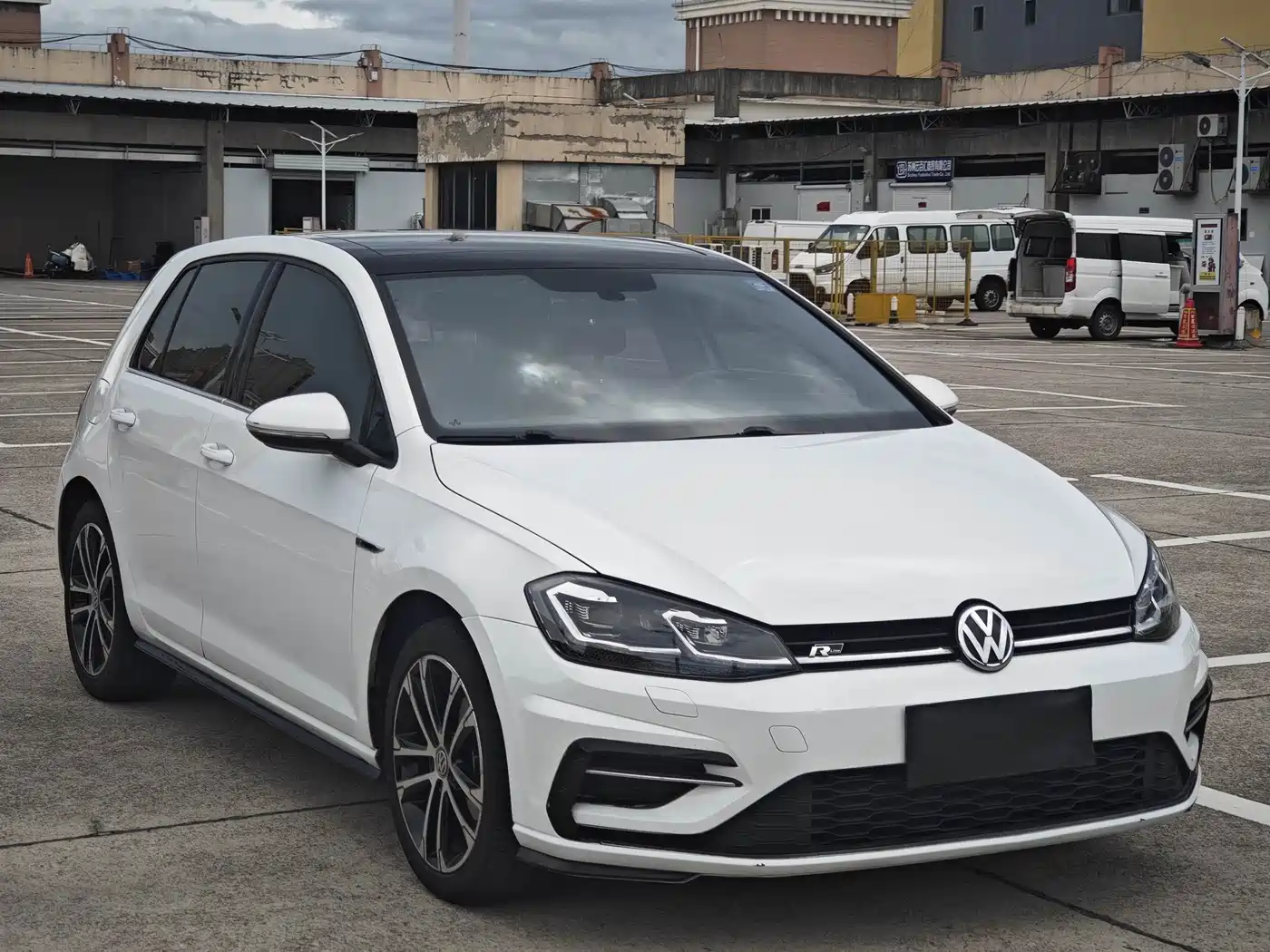 Photo 3 - Volkswagen Golf
