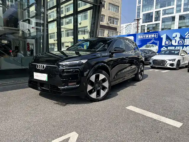 AUDI Q6L E TRON