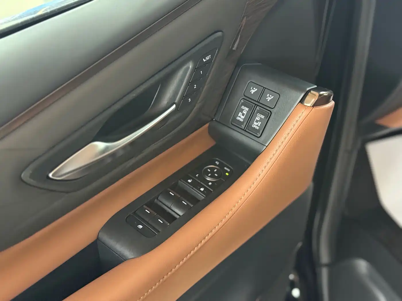 Toyota Alphard 2025 Hybrid 2.5L Ultimate Gold Edition фото 11
