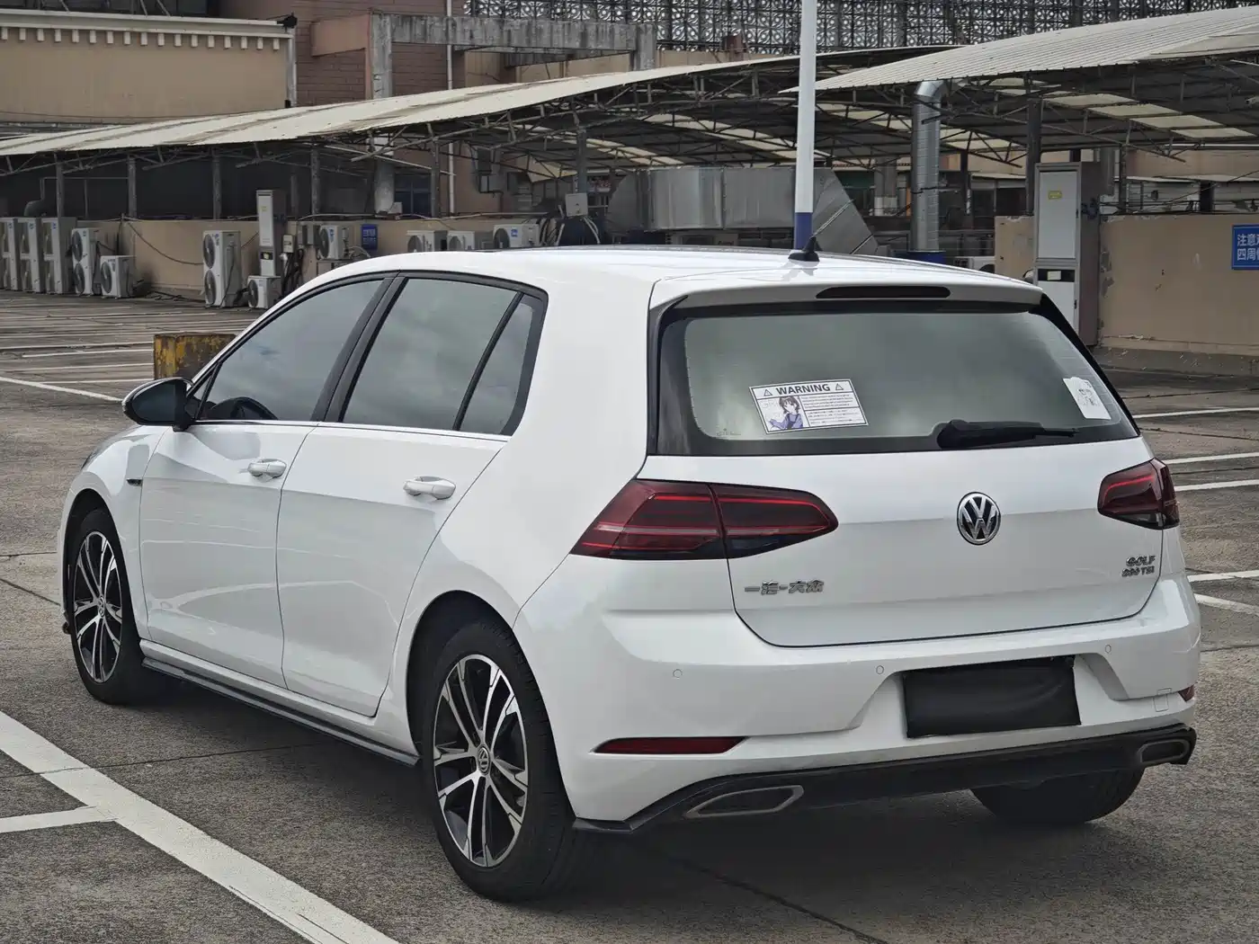 Photo 5 - Volkswagen Golf