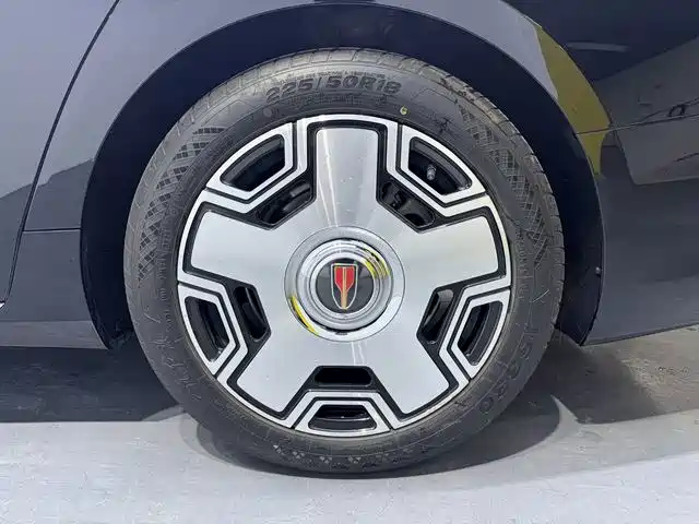 Фото 14 - Hongqi H5