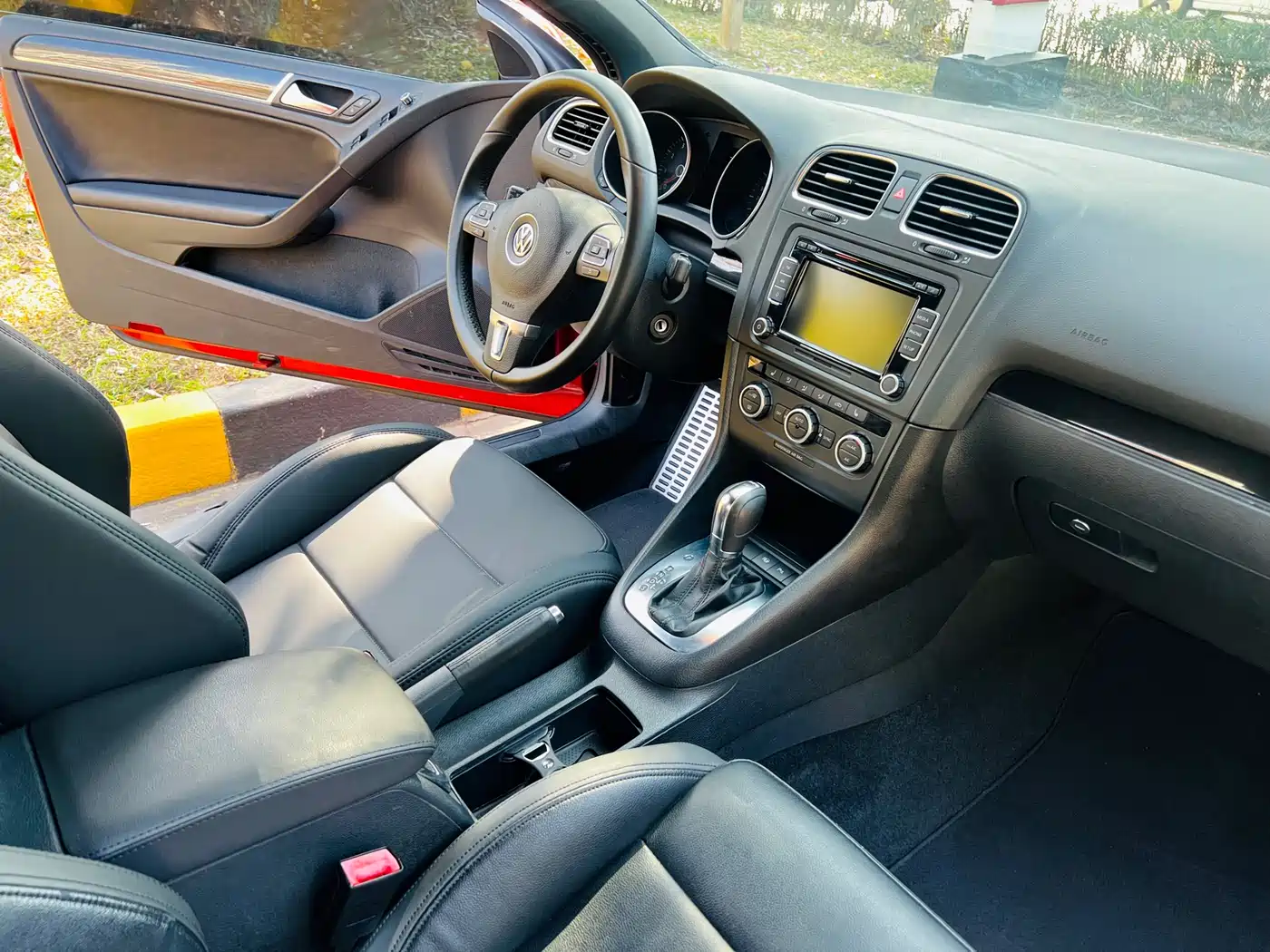 Volkswagen Golf (Import) 2012 1.4TSI Luxury Convertible Edition фото 19