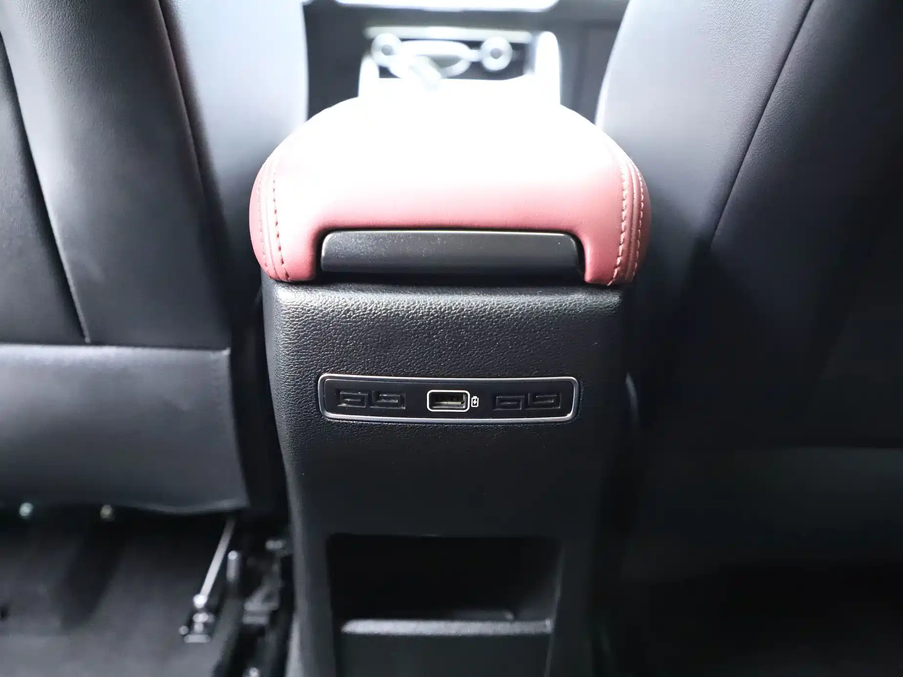 Фото 14 - Geely Coolray