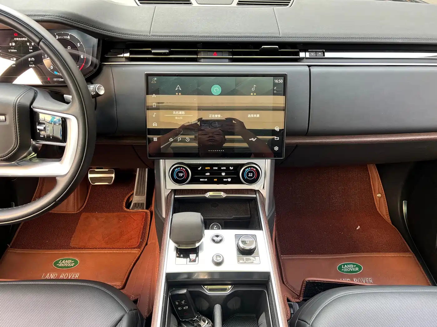 Land Rover Range Rover 2023 3.0 L6 400PS Golden Age 7-Seater Long Wheelbase фото 16