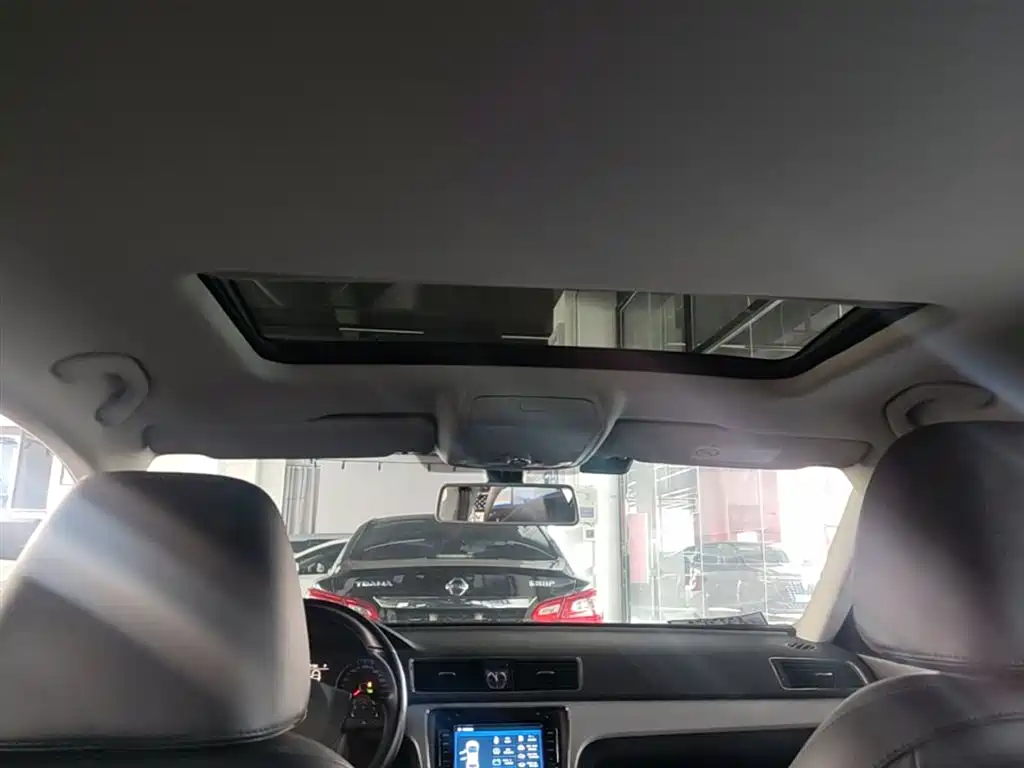 Volkswagen Passat 2015 1.8TSI DSG Honor Edition фото 18