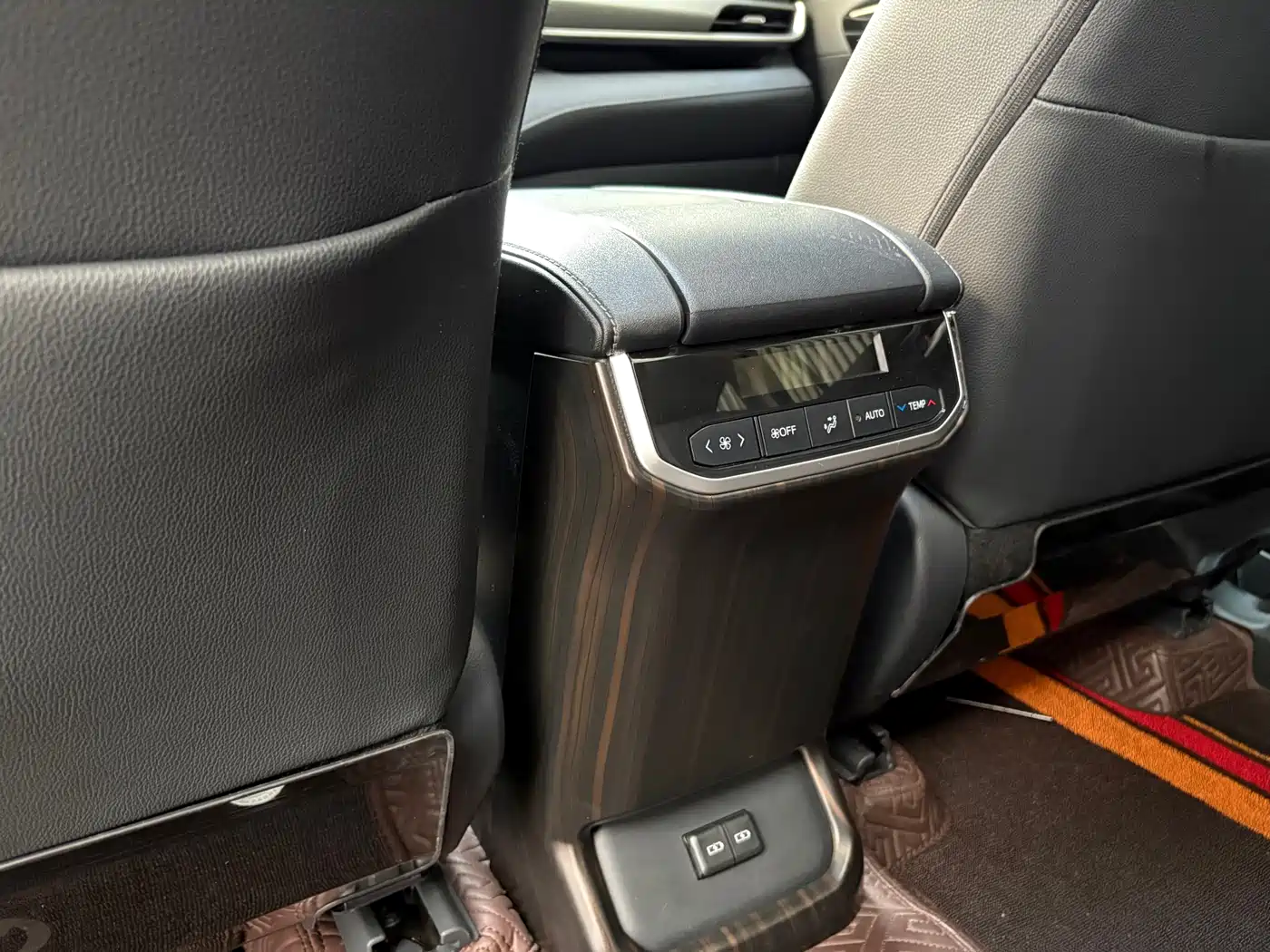 Toyota Highlander 2023 2.5L Smart Hybrid Dual Engine AWD Premium 7-Seater фото 13